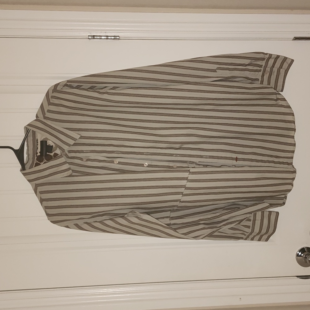 Long-sleeved dress shirt